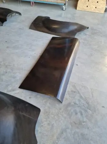 Carbon Heckklappe Ford Escort MK1, seitliche Ansicht eines einzelnen Carbon-Formteils
