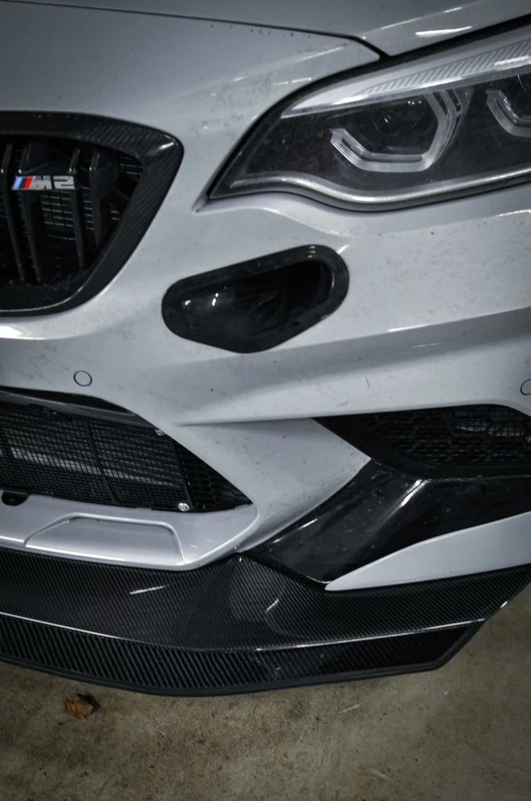 Detailansicht Carbon Frontsplitter BMW M2 F87 Competition an der Stoßstange