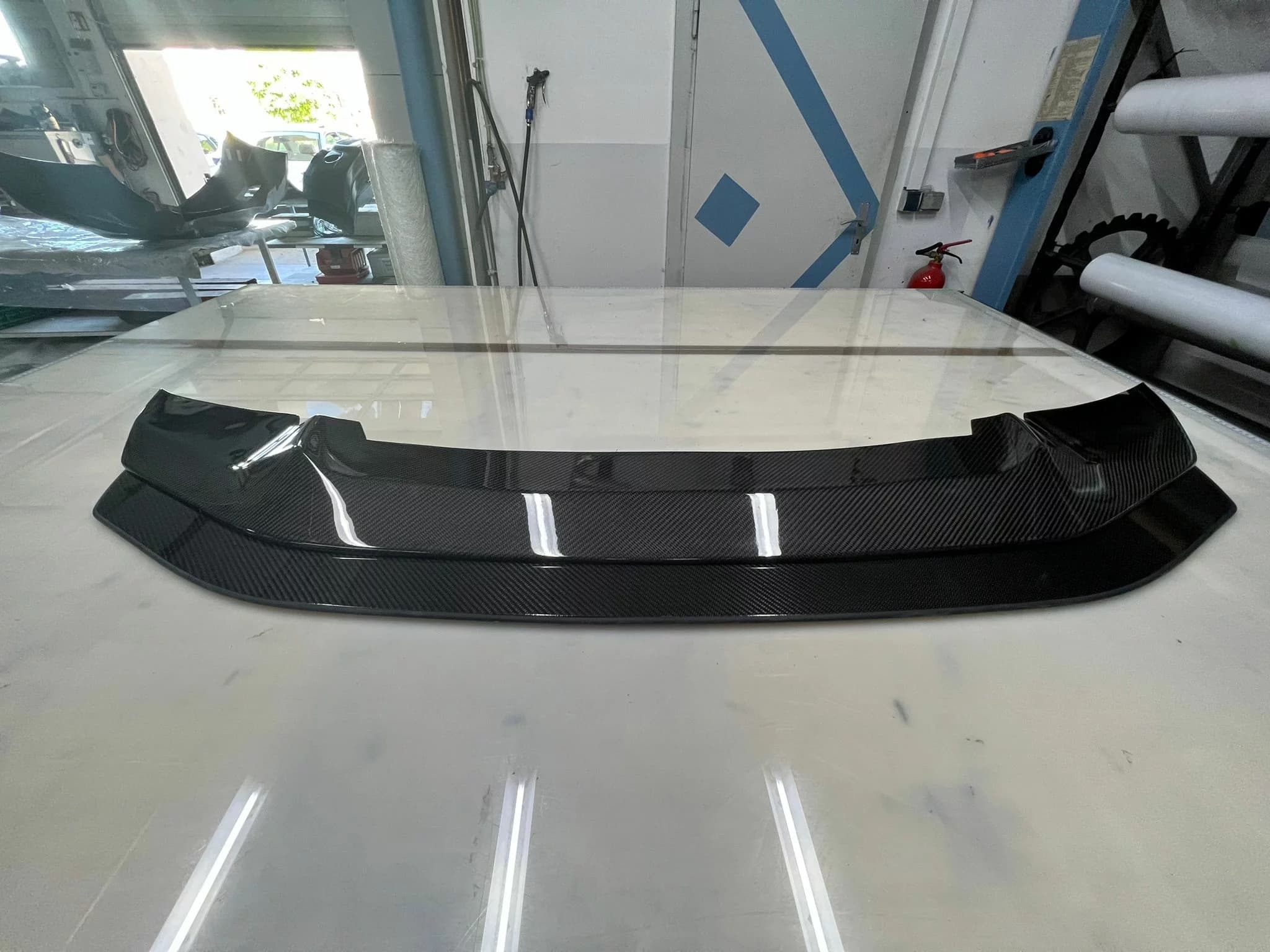 Carbon Frontsplitter BMW M2 F87 Competition frontal auf Arbeitstisch