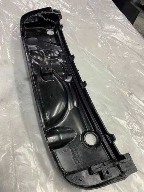 Carbon-Mikrofiltergehäuse BMW E46 M3 – Innenansicht mit Öffnungen und Clips