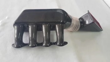 Carbon-Airbox mit vier Ansaugkanälen, montierter Ansaugschlauch und Filteraufnahme