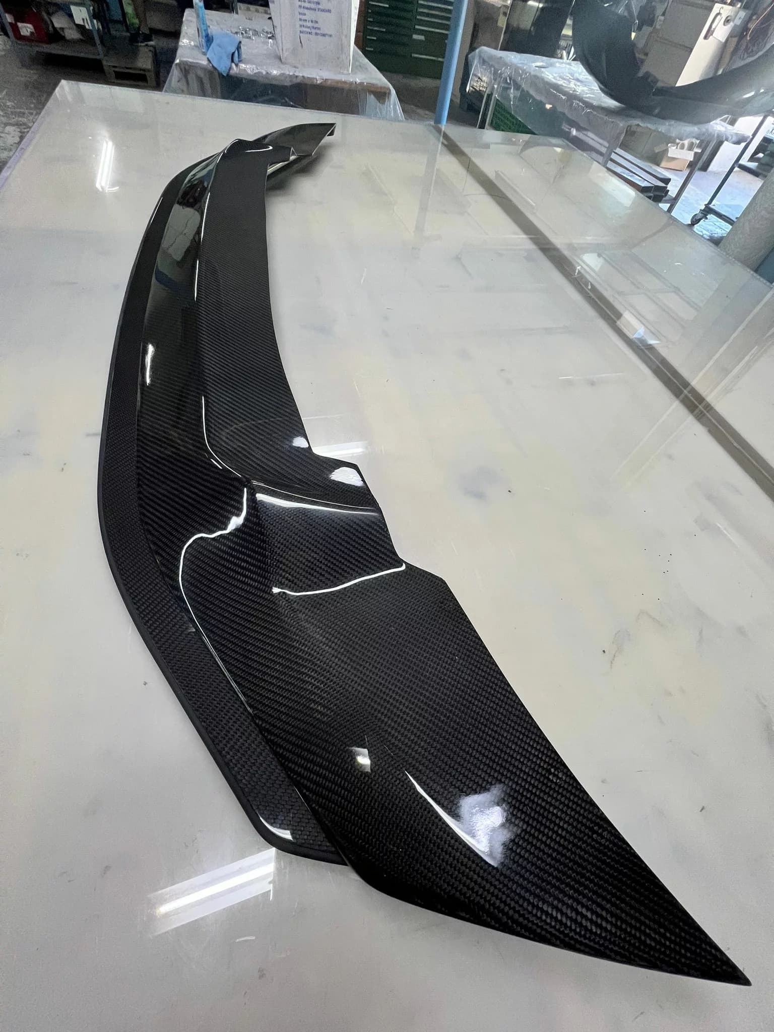 Carbon Frontsplitter BMW M2 F87 Competition schräg von oben, Sichtcarbon Oberfläche