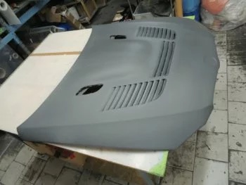 Schräge Ansicht Carbon Motorhaube BMW E90 M3 auf Werkbank