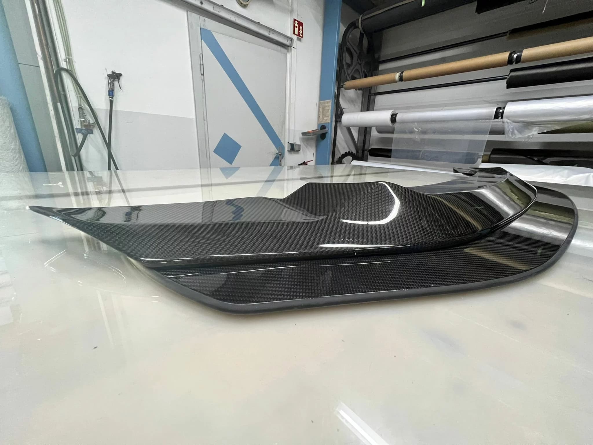 Carbon Frontsplitter BMW M2 F87 Competition schräg von vorne, aerodynamische Konturen