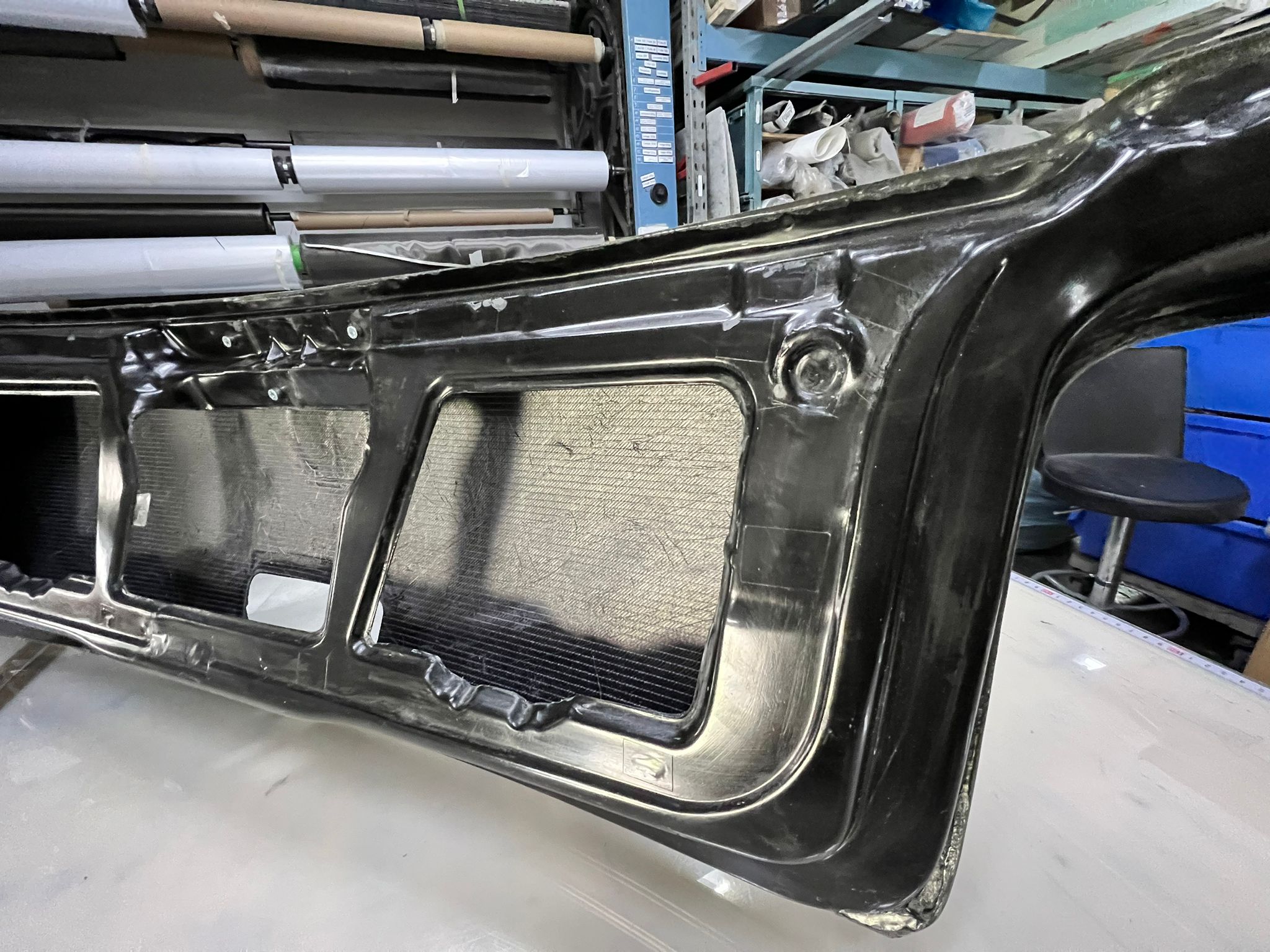 Carbon Heckklappe VW Golf 4 mit R32 Spoiler, Detailansicht der inneren Carbonstruktur und Aussparungen