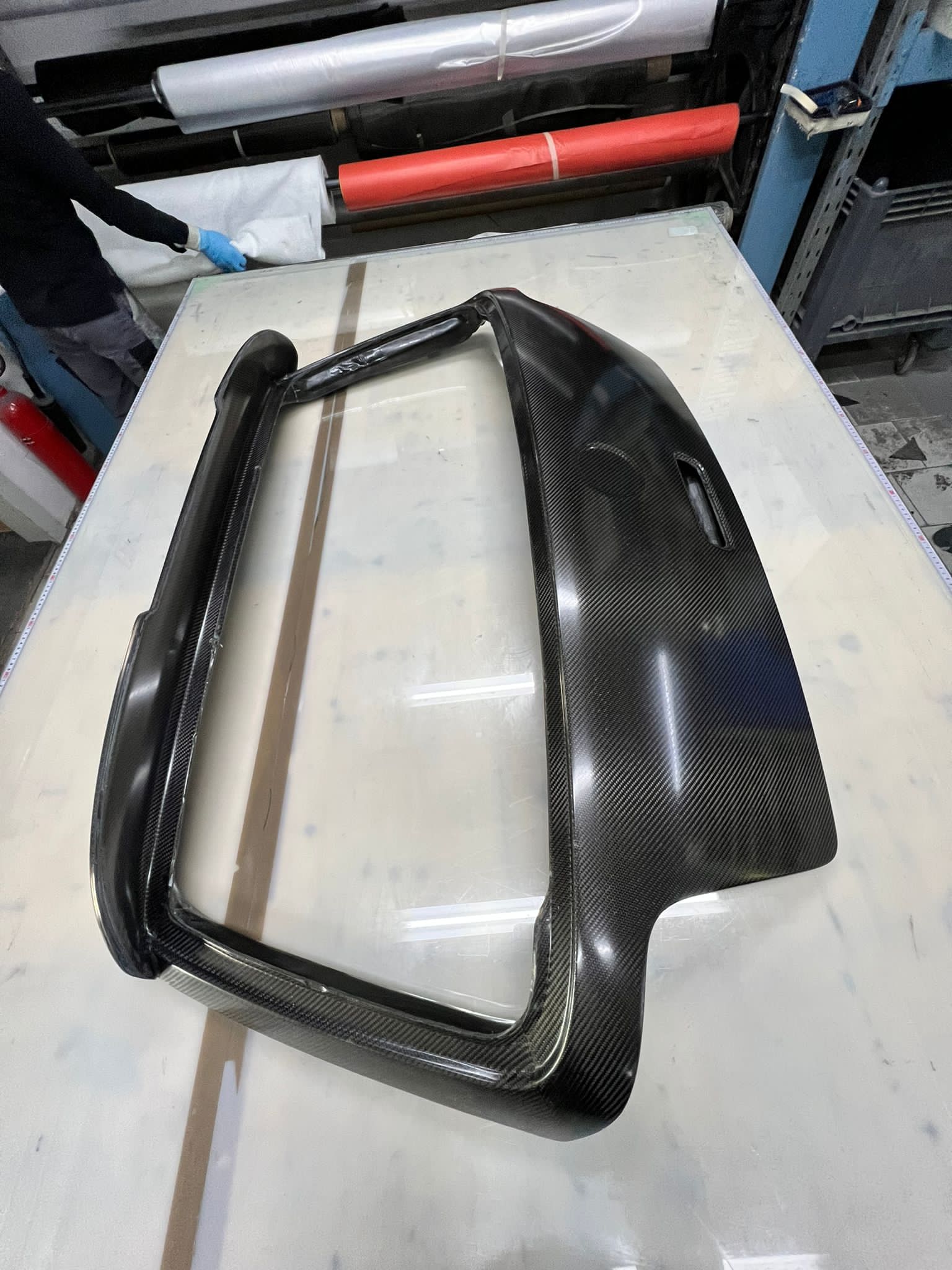 Carbon Heckklappe VW Golf 4 mit R32 Spoiler, Gesamtansicht der unmontierten Heckklappe mit Spoiler