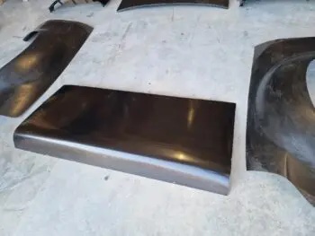 Carbon Kotflügelverbreiterung hinten Ford Escort MK1, gerades Carbon-Formteil auf dem Boden ausgelegt