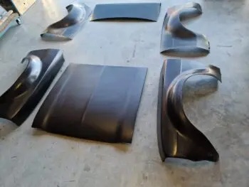 Carbon Motorhaube Ford Escort MK1, kompletter Satz der Carbon-Formteile auf dem Boden ausgelegt