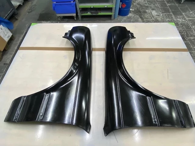Carbon-Kotflügel Set BMW E30 Cabrio OEM, Paaransicht auf Werkbank von oben
