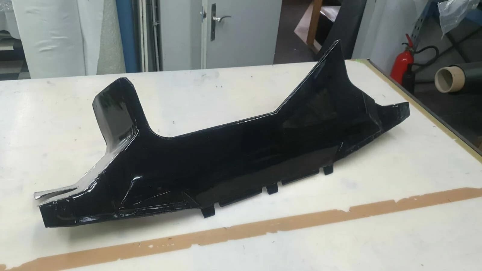 Fertige Carbon-Unterboden-Luftführung BMW E30 M3 Evo 2, glänzende Oberfläche