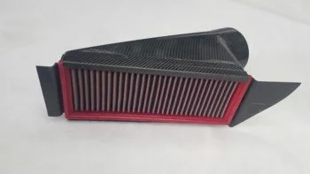 Sportluftfilter mit rotem Filterelement und Carbon-Abdeckung, Draufsicht
