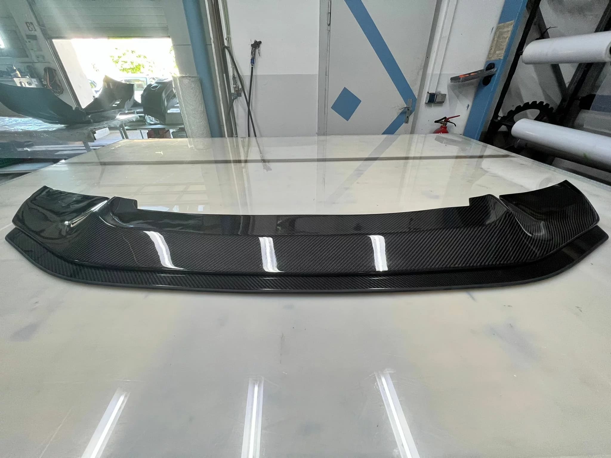 Carbon Frontsplitter BMW M2 F87 Competition komplett, Vorderansicht auf Tisch