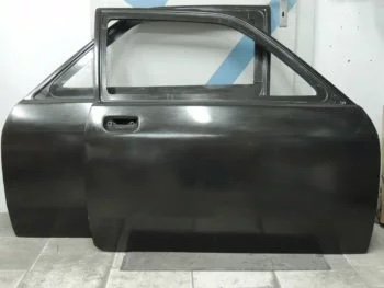 Carbon Tür Opel Kadett C Limousine, Außenansicht der Tür auf Werkbank