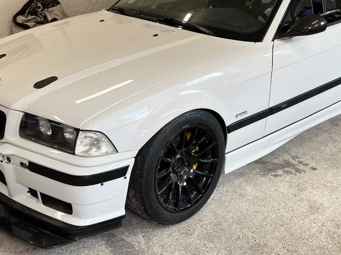 Carbon Kotflügel Set passend für BMW E36 Coupé – ca. 15 mm breiter
