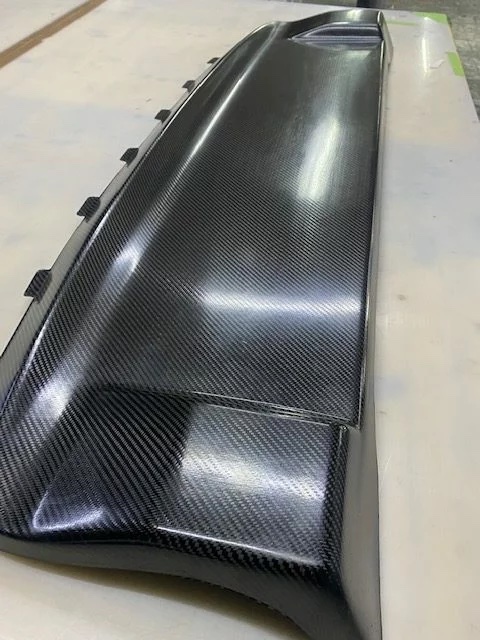 Carbon-Hutablage für BMW E30, schräge Seitenansicht mit sichtbarer Carbonstruktur und integrierter Formgebung