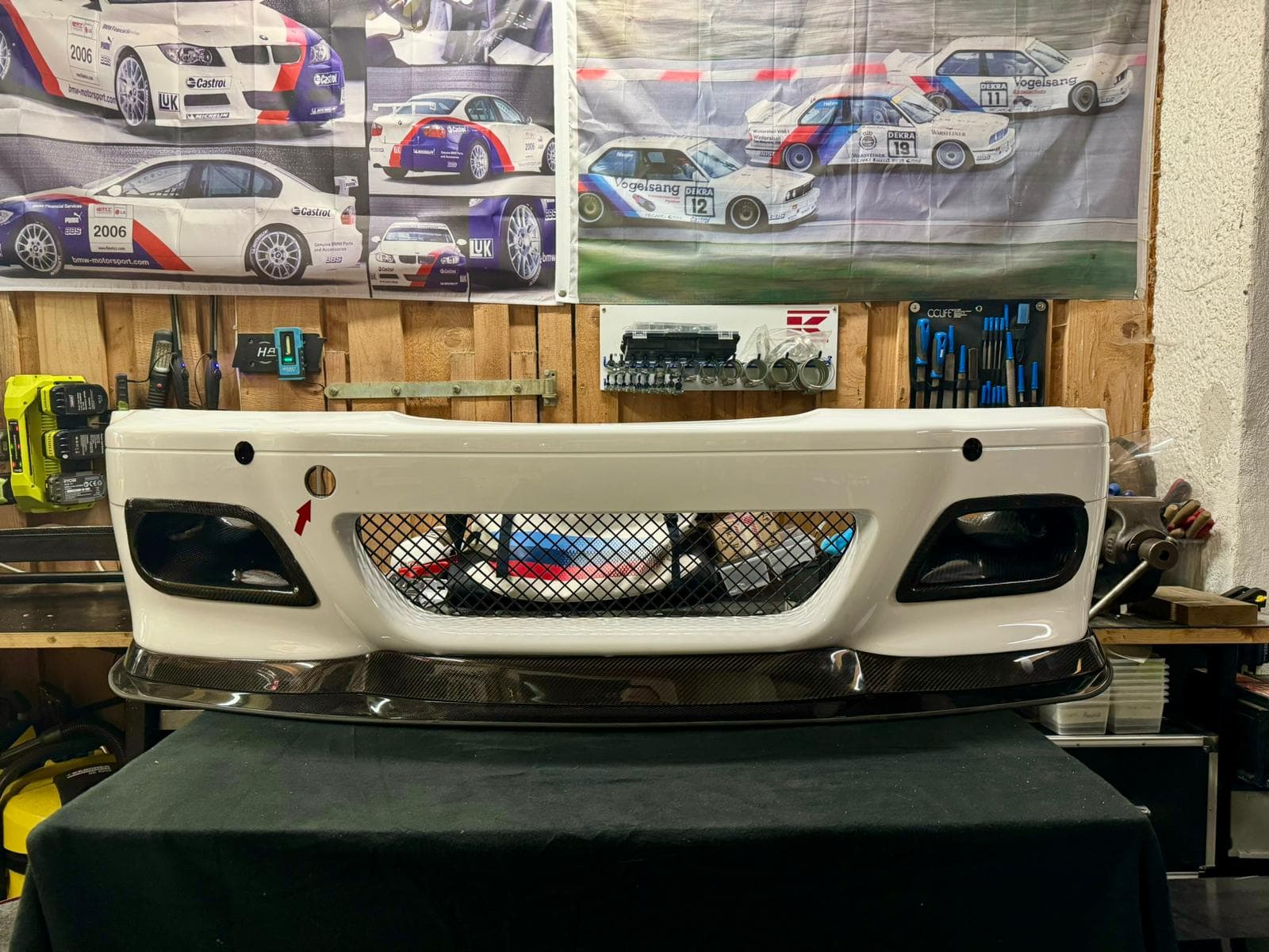 BMW E46 Stoßstange Motorsport-Design mit mittlerem Gitter und Carbonlippe