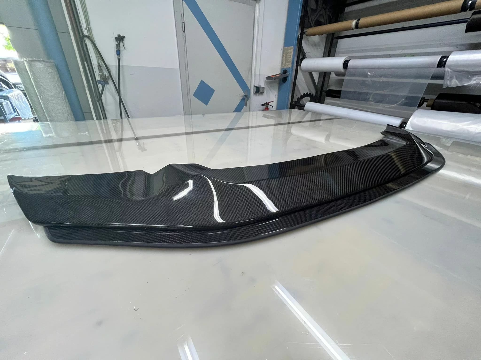 Carbon Frontsplitter BMW M2 F87 Competition auf Werkbank, Seitenansicht