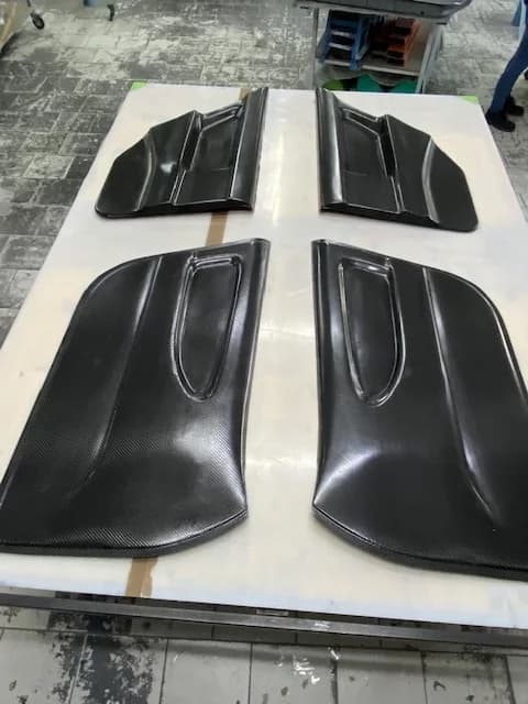 Carbon-Türverkleidungen Set für BMW E36 Limousine, vier Paneele auf Werkbank ausgelegt