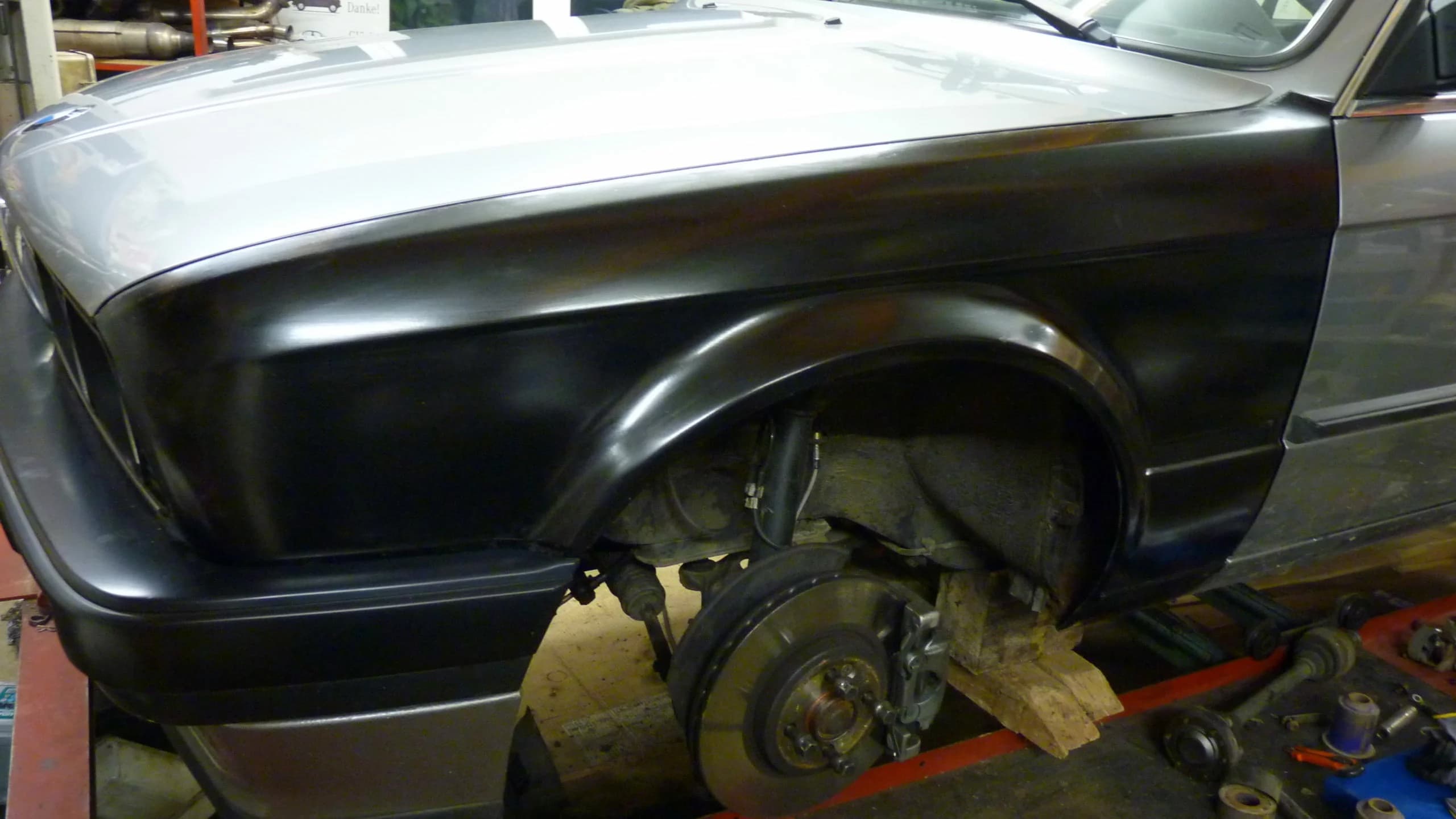 Carbon-Kotflügel für BMW E30 im OEM-Design, montiert am Fahrzeug mit seriennaher Radlaufkontur