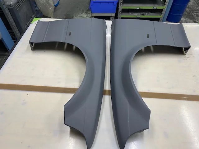 BMW E36 Coupé Carbon Kotflügel breit, symmetrisch ausgelegt, Vorderansicht auf Tisch