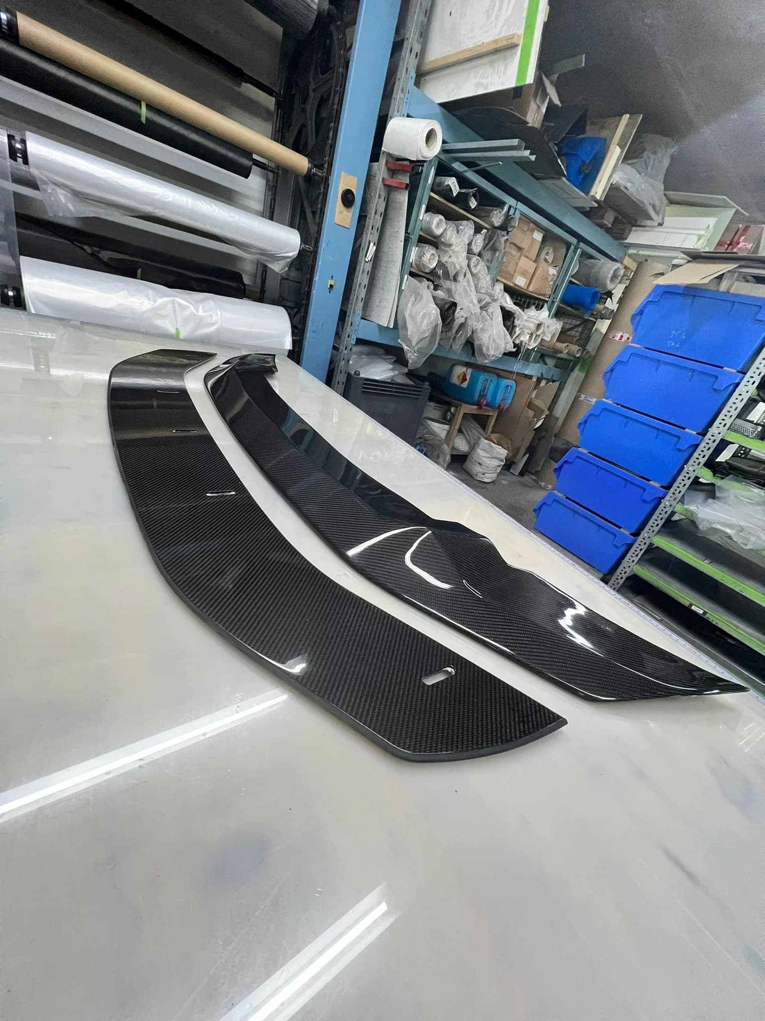 Carbon Frontsplitter BMW M2 F87 Competition, schräg von vorne auf Werkbank