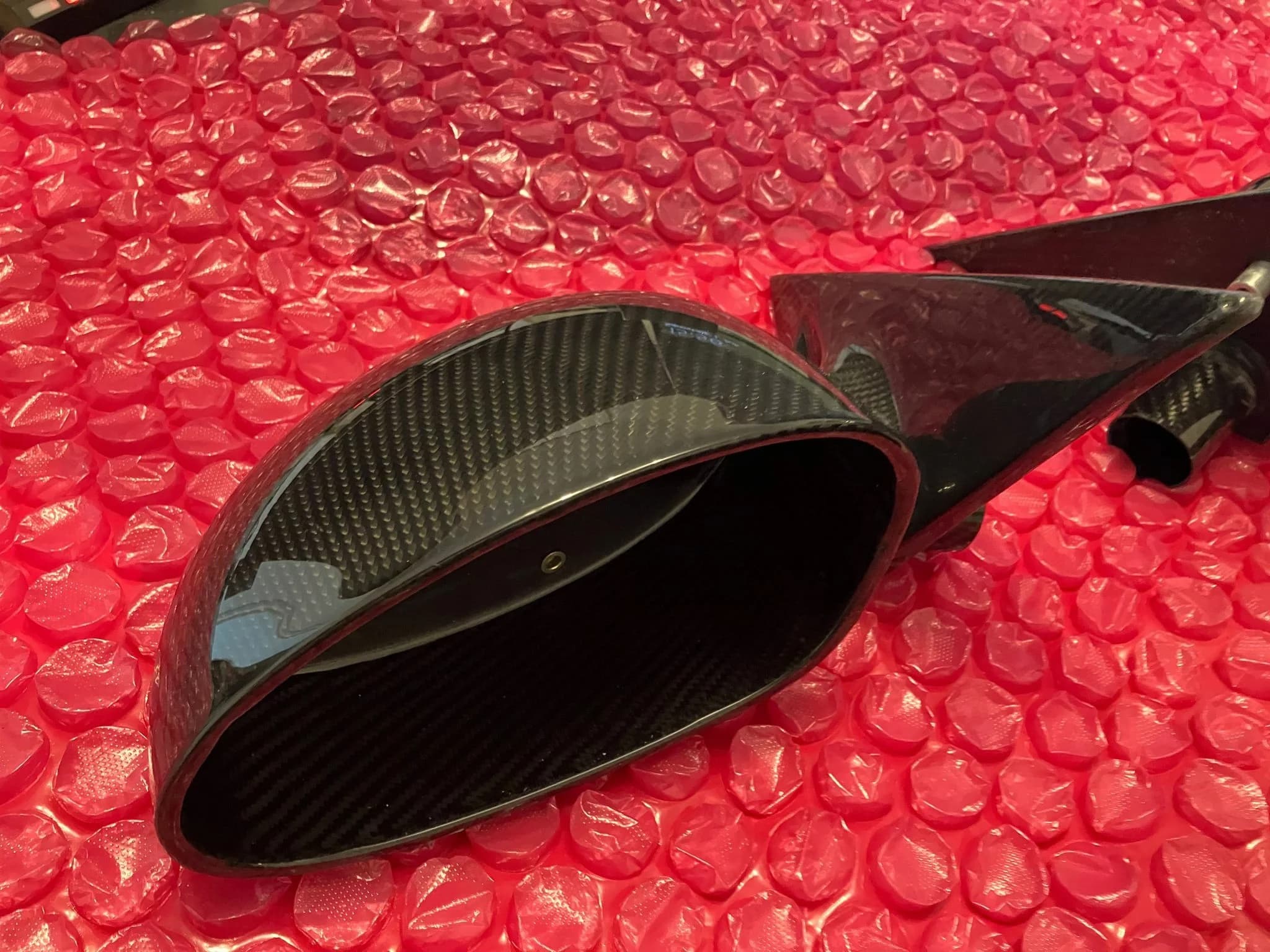 Detailaufnahme Carbon Außenspiegel BMW E46 M3 mit Luftöffnung im Spiegelarm