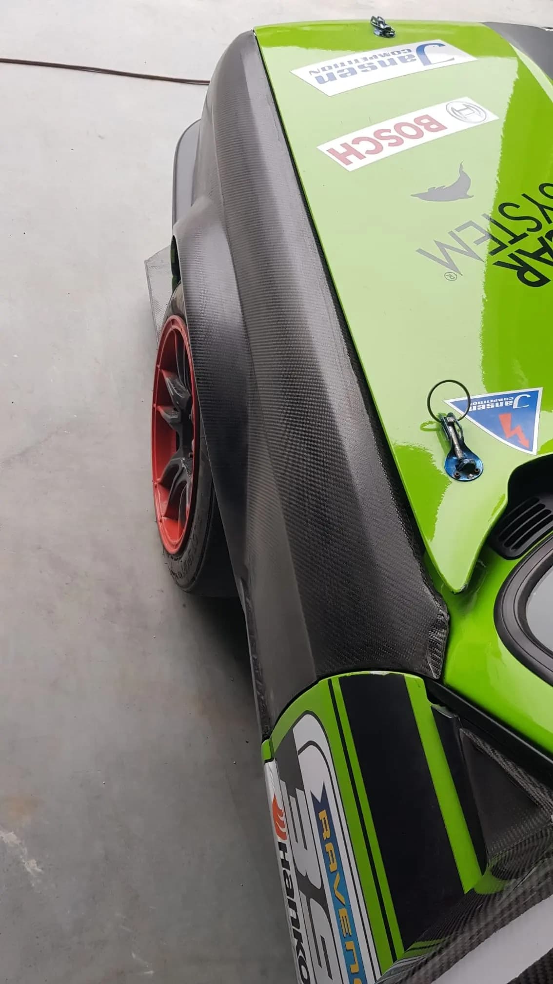 Detailansicht eines breiten Carbon-Kotflügels für BMW E30, ausgeprägte Radlaufverbreiterung und Carbonoberfläche